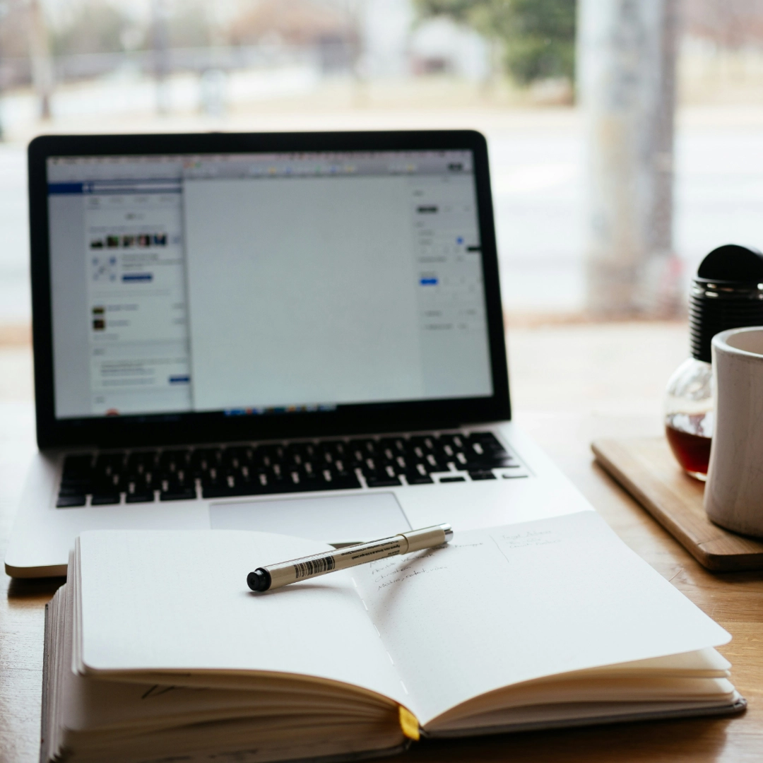 Notizbuch und Stift auf dem Tisch zum Schreiben